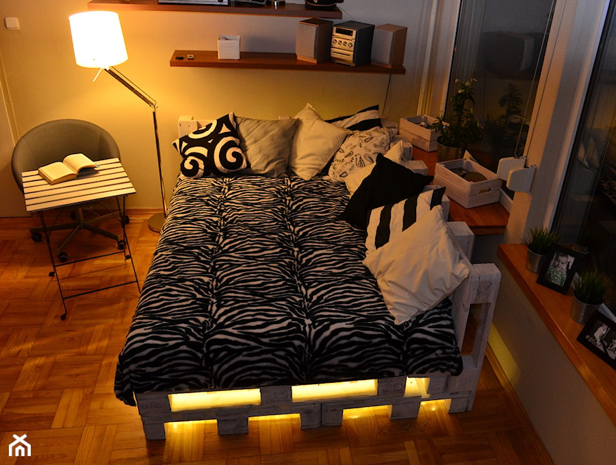 #meblezpalet Wymarzone łóżko z palet - Mała beżowa sypialnia - zdjęcie od bartosz-galisz