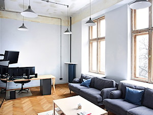 MIŁO POSTPRODUKCJA - Duże w osobnym pomieszczeniu z sofą białe biuro, styl industrialny - zdjęcie od Five Cell