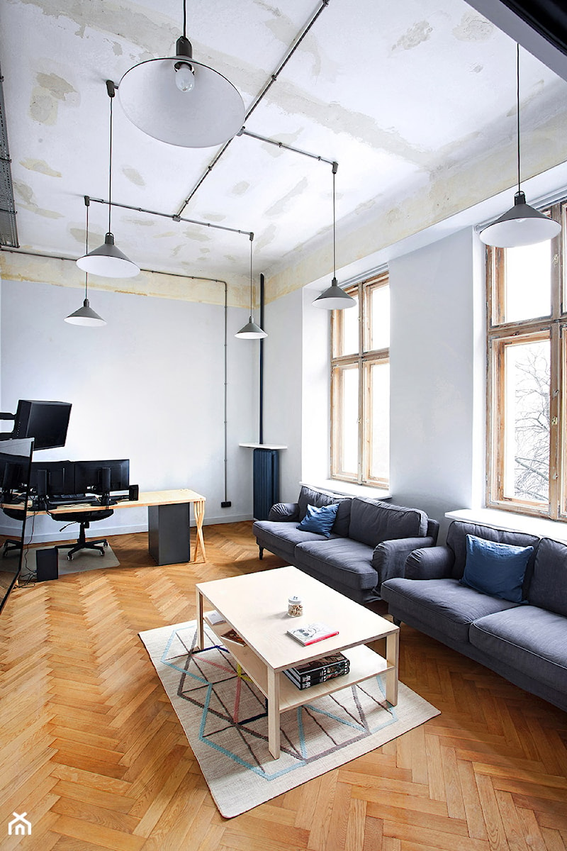MIŁO POSTPRODUKCJA - Duże w osobnym pomieszczeniu z sofą białe biuro, styl industrialny - zdjęcie od Five Cell