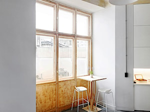 MIŁO POSTPRODUKCJA - Małe białe biuro, styl industrialny - zdjęcie od Five Cell