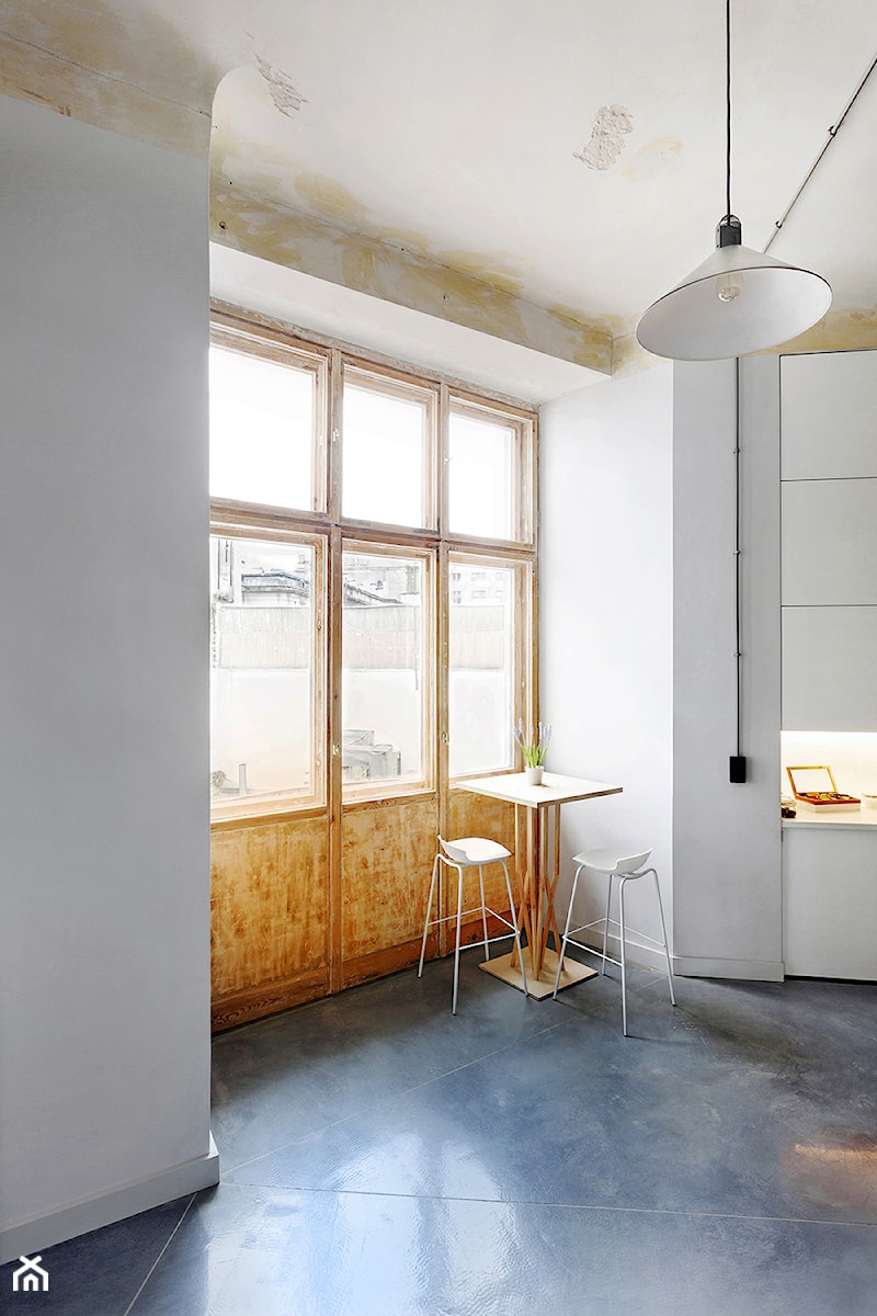 MIŁO POSTPRODUKCJA - Małe białe biuro, styl industrialny - zdjęcie od Five Cell