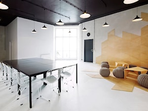 APARTAMENT Z SALĄ KONFERENCYJNĄ W WARSZAWIE - Duże z sofą szare biuro, styl industrialny - zdjęcie od Five Cell