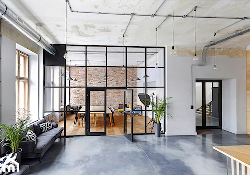 MIŁO POSTPRODUKCJA - Duże z sofą białe biuro, styl industrialny - zdjęcie od Five Cell