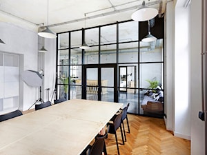 MIŁO POSTPRODUKCJA - Średnie białe biuro, styl industrialny - zdjęcie od Five Cell