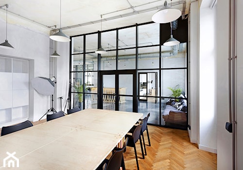 MIŁO POSTPRODUKCJA - Średnie białe biuro, styl industrialny - zdjęcie od Five Cell