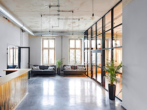 MIŁO POSTPRODUKCJA - Duże z sofą białe biuro, styl industrialny - zdjęcie od Five Cell