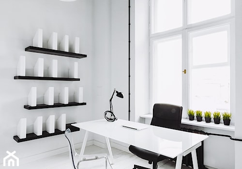 APARTAMENT Z SALĄ KONFERENCYJNĄ W WARSZAWIE - Małe białe biuro, styl industrialny - zdjęcie od Five Cell