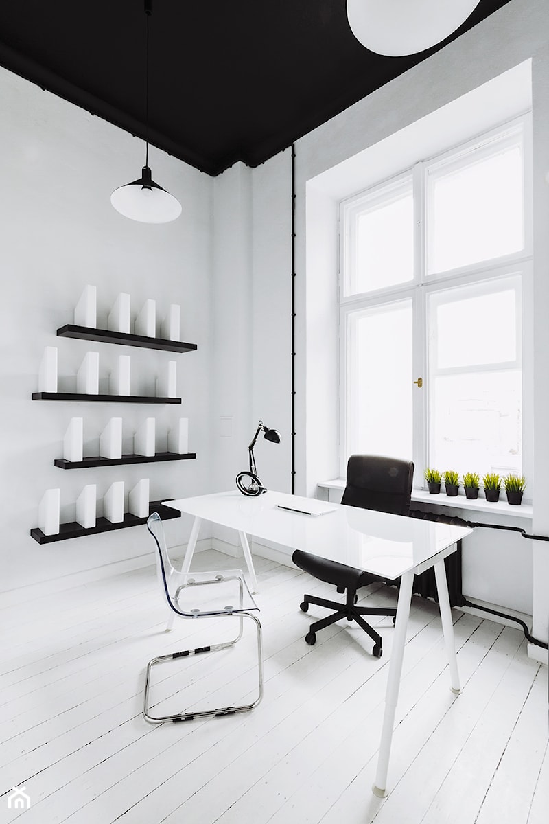 APARTAMENT Z SALĄ KONFERENCYJNĄ W WARSZAWIE - Małe białe biuro, styl industrialny - zdjęcie od Five Cell