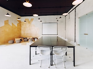 APARTAMENT Z SALĄ KONFERENCYJNĄ W WARSZAWIE - Duże z sofą szare biuro, styl industrialny - zdjęcie od Five Cell
