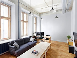 Duże w osobnym pomieszczeniu z sofą białe biuro, styl industrialny - zdjęcie od Five Cell