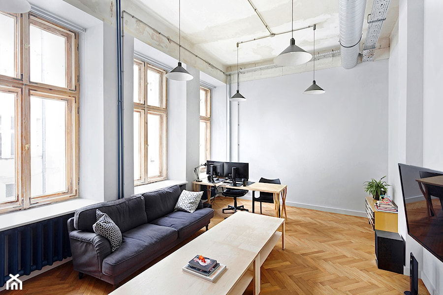 Duże w osobnym pomieszczeniu z sofą białe biuro, styl industrialny - zdjęcie od Five Cell