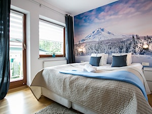 Apartament w Zakopanym - Średnia biała sypialnia z balkonem / tarasem, styl nowoczesny - zdjęcie od Art & Deco Design