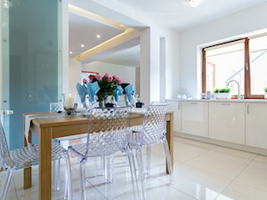 Apartament w Zakopanym - Duża otwarta biała kuchnia jednorzędowa z oknem, styl nowoczesny - zdjęcie od Art & Deco Design