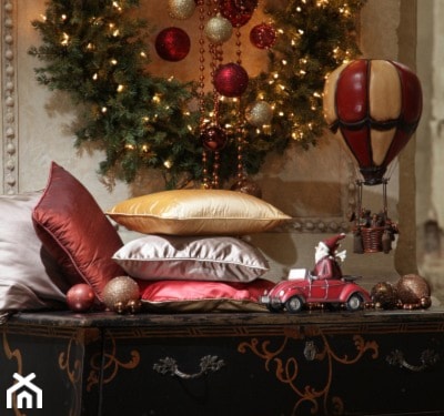 wieniec świąteczny z lampkami, złota poduszka, srebrna poduszka, czerwony samochodzik zabawka