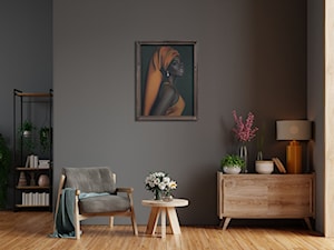 Salon z obrazem: KATARZYNA REKIEL, KOBIETA W TURBANIE, 2023 - zdjęcie od Art in House Dom Aukcyjny i Galeria Sztuki