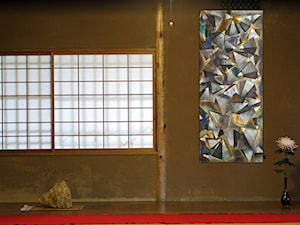 Salon z obrazem: DAVID PATARAIA, HODOWLA PIRAMID, 2023 - zdjęcie od Art in House Dom Aukcyjny i Galeria Sztuki