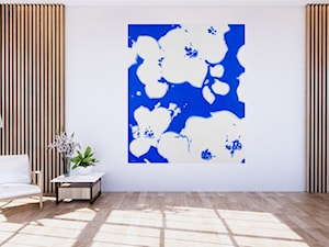 Salon z obrazem: ANDRZEJ ROSZCZAK - AROS, BLUE JASMIN, 2023 - zdjęcie od Art in House Dom Aukcyjny i Galeria Sztuki
