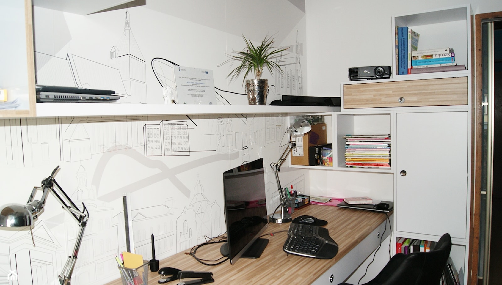 biuro projektowe - Małe z zabudowanym biurkiem białe biuro, styl skandynawski - zdjęcie od G&G Pracownia Projektowa - Homebook