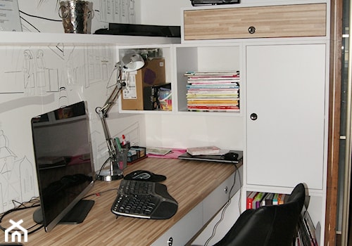 biuro projektowe - Małe z zabudowanym biurkiem białe biuro - zdjęcie od G&G Pracownia Projektowa