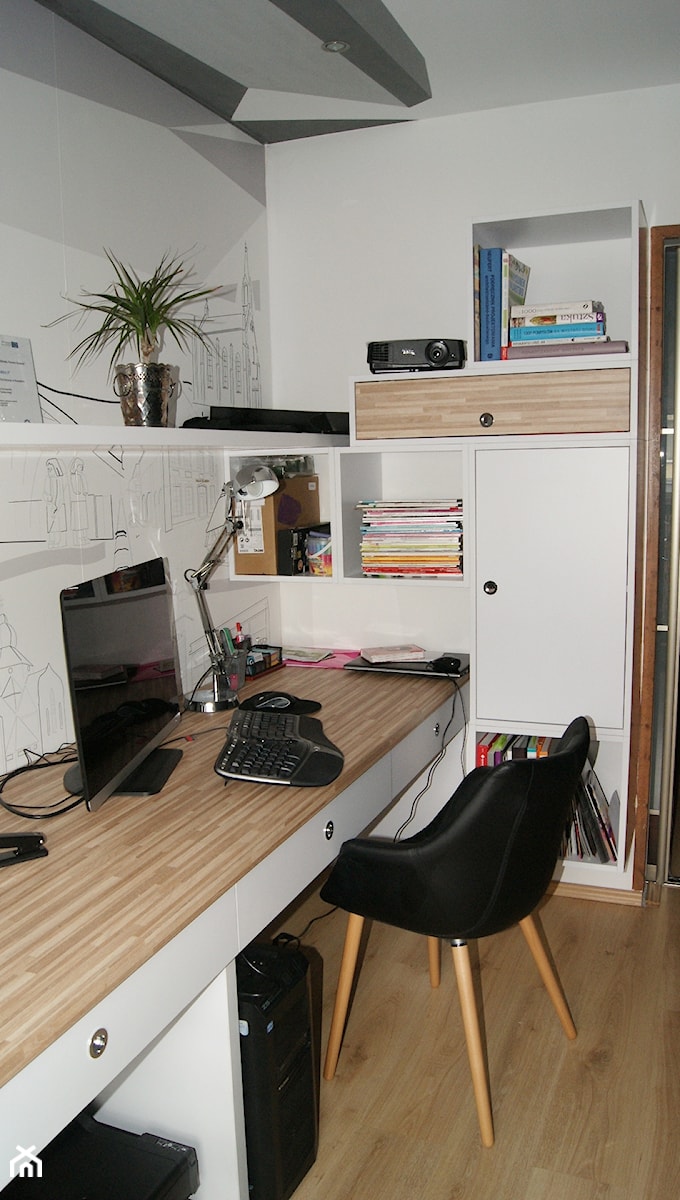 biuro projektowe - Małe z zabudowanym biurkiem białe biuro - zdjęcie od G&G Pracownia Projektowa