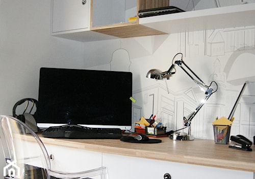biuro projektowe - Małe w osobnym pomieszczeniu z sofą z zabudowanym biurkiem białe biuro - zdjęcie od G&G Pracownia Projektowa