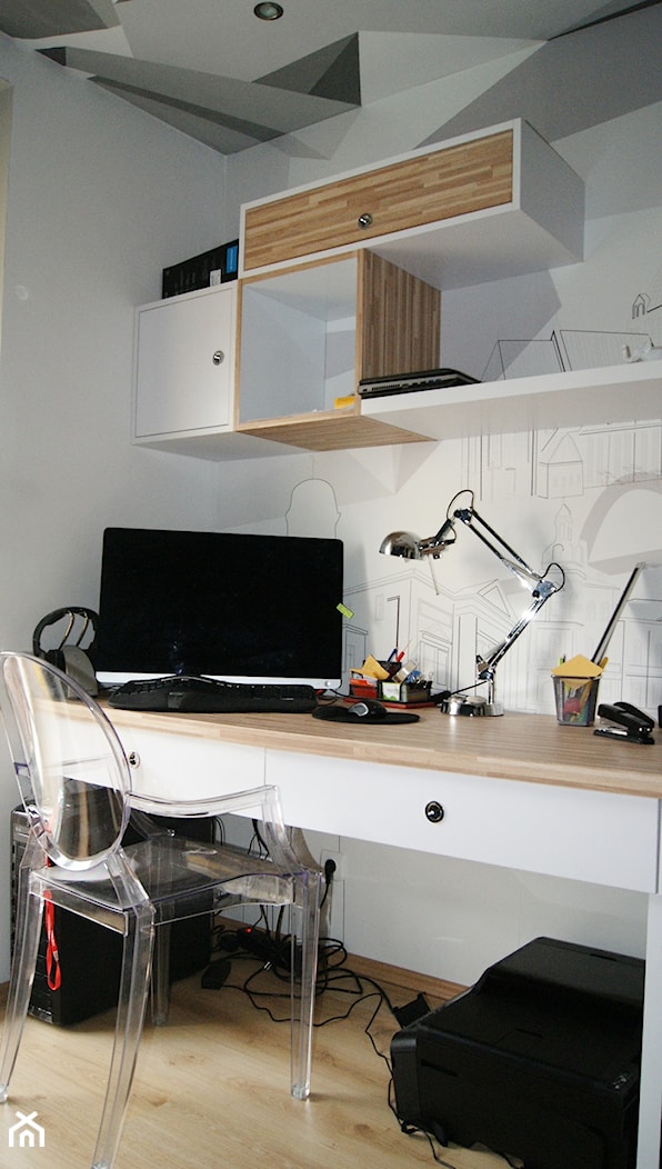 biuro projektowe - Małe w osobnym pomieszczeniu z sofą z zabudowanym biurkiem białe biuro - zdjęcie od G&G Pracownia Projektowa - Homebook