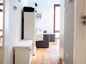 Niewielkie mieszkanie w skandynawskim stylu - Mały biały hol / przedpokój, styl skandynawski - zdjęcie od MIKU grafika & wnętrza