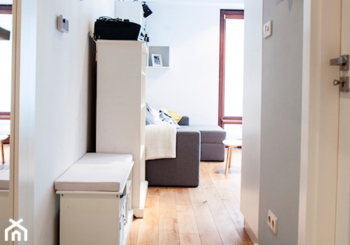 Niewielkie mieszkanie w skandynawskim stylu - Mały biały hol / przedpokój, styl skandynawski - zdjęcie od MIKU grafika & wnętrza