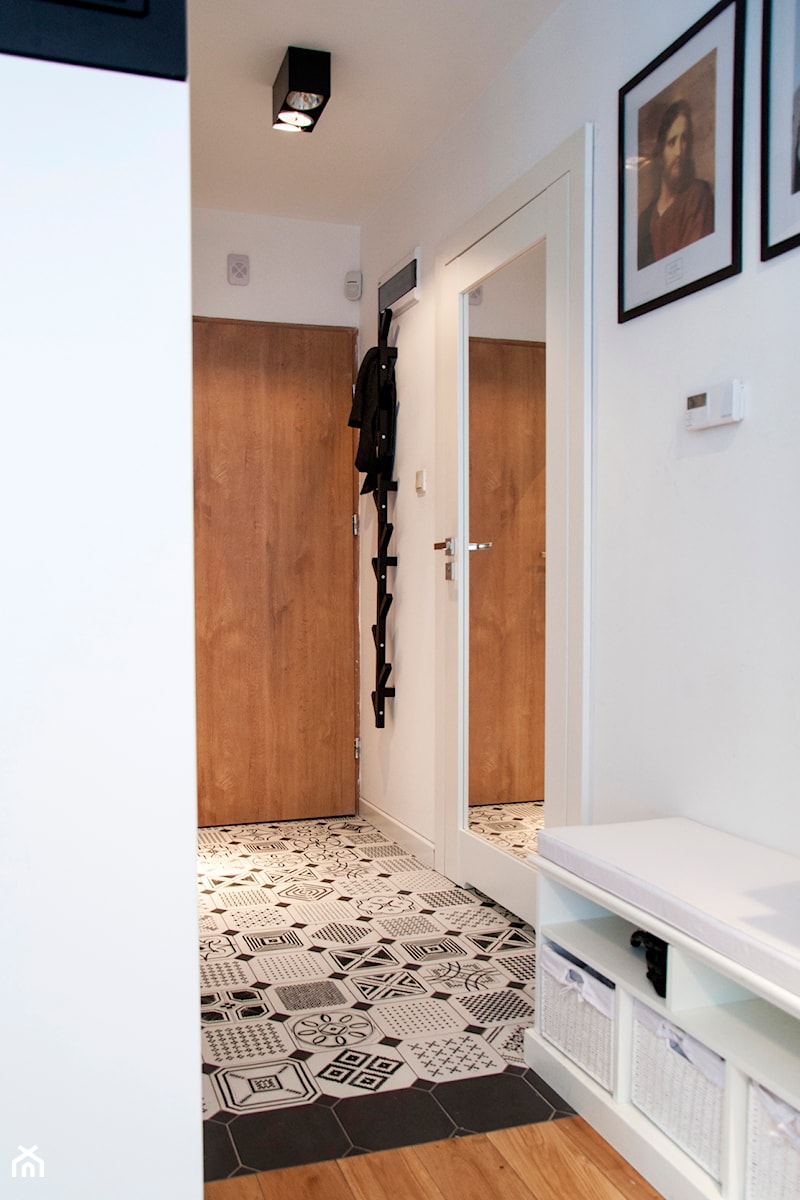 Niewielkie mieszkanie w skandynawskim stylu - Średni z wieszakiem biały hol / przedpokój, styl skandynawski - zdjęcie od MIKU grafika & wnętrza
