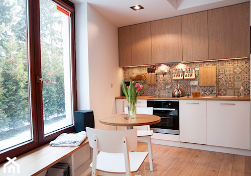 Niewielkie mieszkanie w skandynawskim stylu - Średnia otwarta biała z zabudowaną lodówką z podblatowym zlewozmywakiem kuchnia jednorzędowa z oknem, styl skandynawski - zdjęcie od MIKU grafika & wnętrza