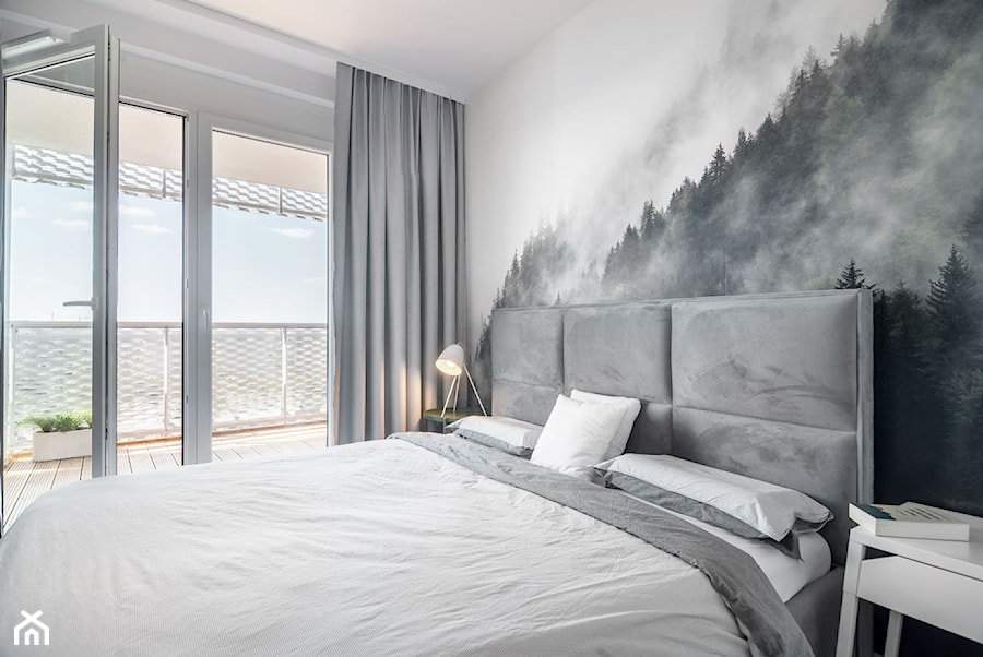 Sypialnia z fototapetą - Mała szara sypialnia z balkonem / tarasem, styl nowoczesny - zdjęcie od Projekty Wnętrz KOZAK