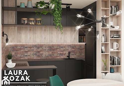 Salon z czarną kuchnią - Mała otwarta z kamiennym blatem z zabudowaną lodówką z nablatowym zlewozmywakiem kuchnia w kształcie litery g z oknem, styl industrialny - zdjęcie od Projekty Wnętrz KOZAK