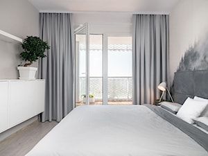 Sypialnia z fototapetą - Mała szara sypialnia z balkonem / tarasem, styl nowoczesny - zdjęcie od Projekty Wnętrz KOZAK