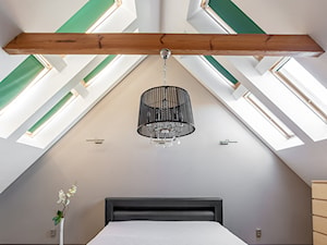 Średnia biała szara sypialnia na poddaszu, styl rustykalny - zdjęcie od Jacek Bernatek