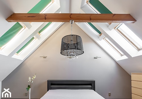 Średnia biała szara sypialnia na poddaszu, styl rustykalny - zdjęcie od Jacek Bernatek