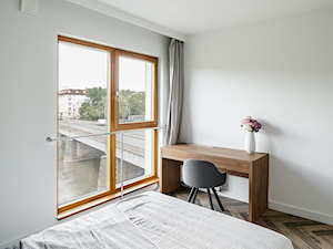 Apartament Wrocław - Mała biała z biurkiem sypialnia - zdjęcie od Manufaktura