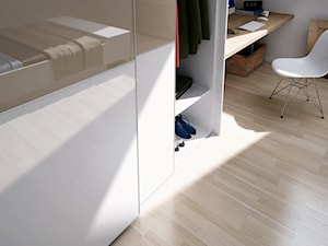 Komandor – Sypialnia na poddaszu z łóżkiem, biurkiem, maskownicami grzejnikowymi oraz szafą - zdjęcie od Komandor - Wnętrza z Charakterem