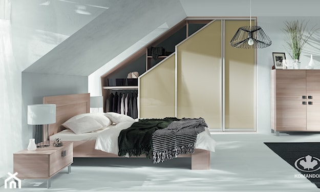 beżowa szafa na wymiar w sypialni, drewniane łóżko