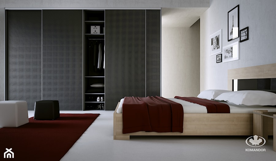Komandor – Sypialnia z łóżkiem, szafkami nocnymi oraz szafą z drzwiami przesuwnymi - zdjęcie od Komandor - Wnętrza z Charakterem