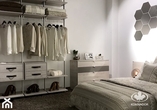 Sypialnia KOMANDOR - Mała biała sypialnia z garderobą - zdjęcie od Komandor - Wnętrza z Charakterem