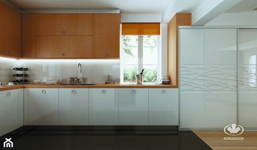 Kuchnia KOMANDOR - Średnia otwarta biała z zabudowaną lodówką z nablatowym zlewozmywakiem kuchnia w kształcie litery l z oknem - zdjęcie od Komandor - Wnętrza z Charakterem