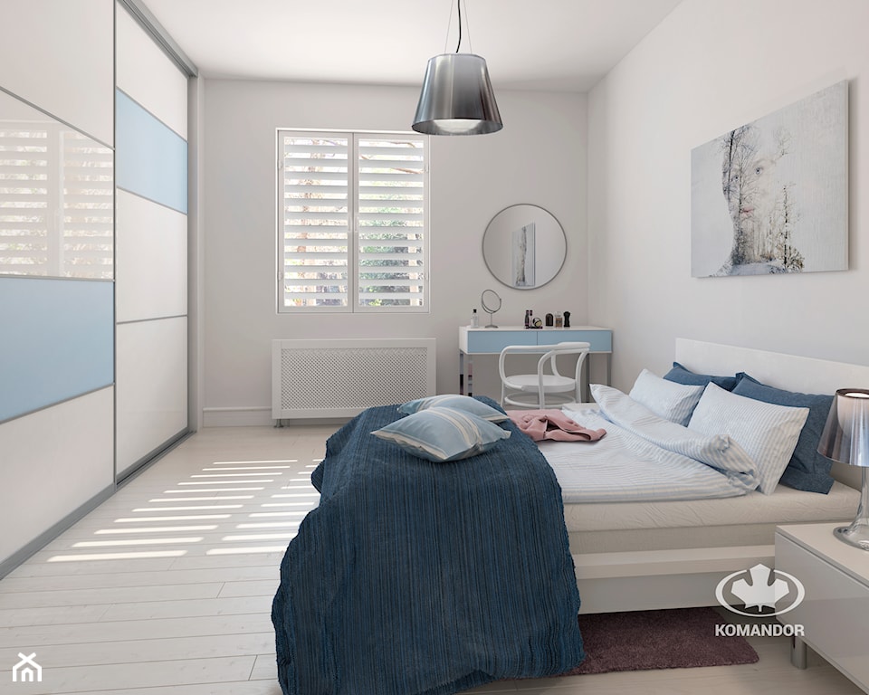 biało-błękitna sypialnia, pojemna szafa na wymiar, białe panele podłogowe, okrągłe lustro, błękitna toaletka