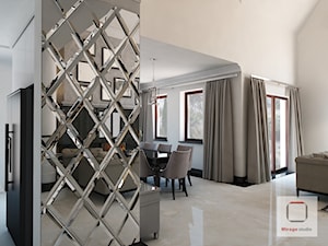 Gęsta przestrzeń luksusu - Mały biały z marmurem na podłodze hol / przedpokój, styl glamour - zdjęcie od Mirage Studio