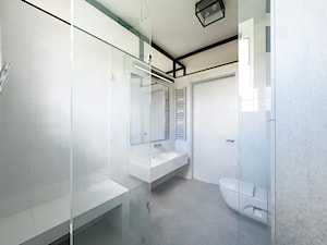 Z loftową nutą - Średnia bez okna z lustrem z punktowym oświetleniem łazienka, styl industrialny - zdjęcie od Mirage Studio