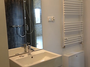 Segment 168 m2 - Mała na poddaszu łazienka z oknem, styl skandynawski - zdjęcie od Magda Wysińska