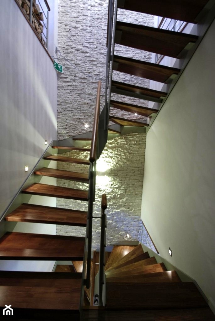 Segment 167 m2 - Schody kręcone drewniane metalowe, styl skandynawski - zdjęcie od Magda Wysińska