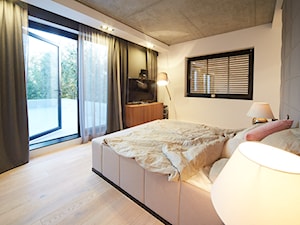 Sypialnia nowoczesna - Średnia biała szara sypialnia z balkonem / tarasem, styl nowoczesny - zdjęcie od Magda Wysińska