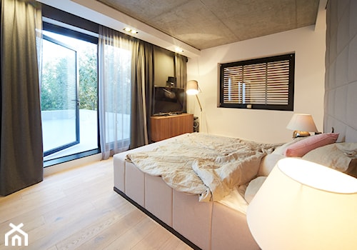 Sypialnia nowoczesna - Średnia biała szara sypialnia z balkonem / tarasem, styl nowoczesny - zdjęcie od Magda Wysińska