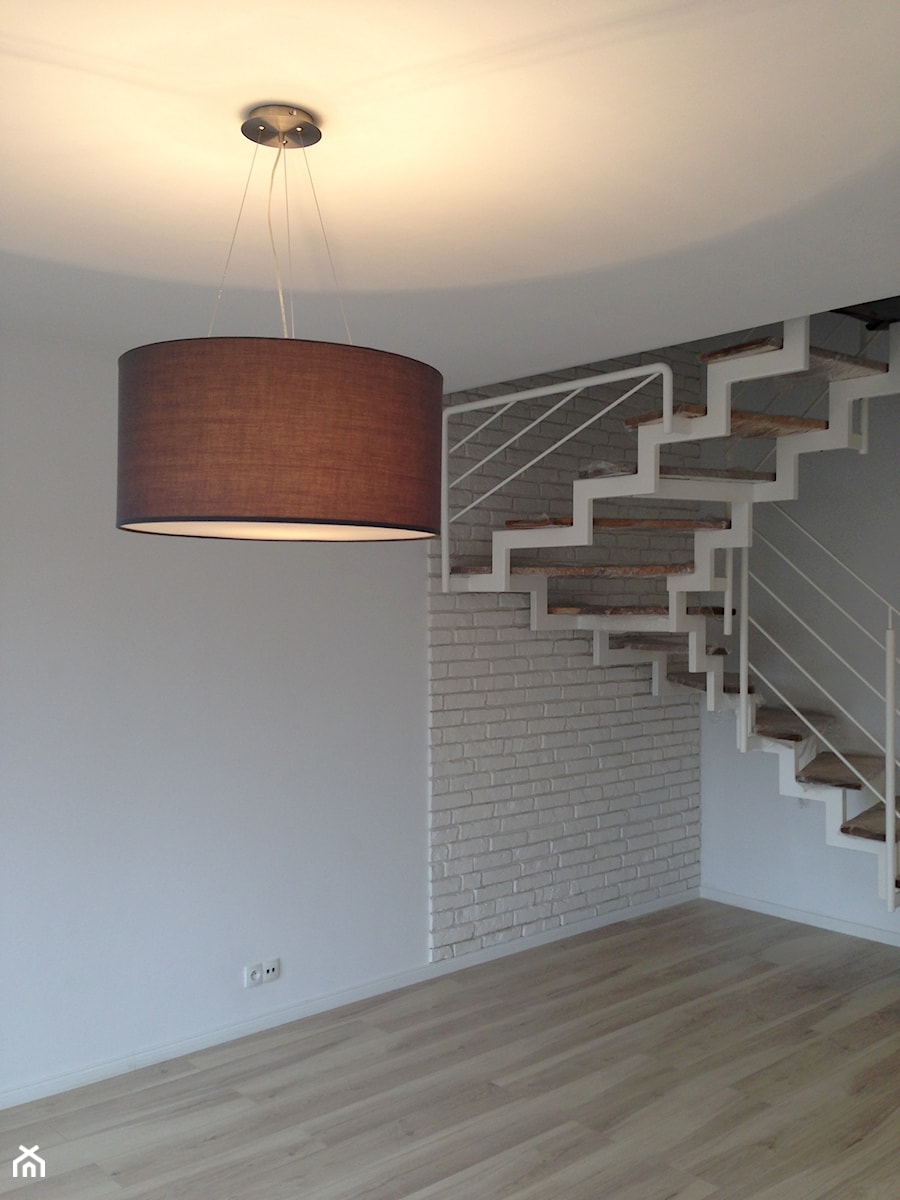Segment 168 m2 - Schody jednobiegowe zabiegowe wachlarzowe drewniane metalowe, styl skandynawski - zdjęcie od Magda Wysińska