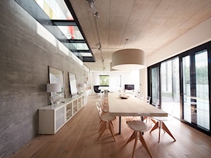 Dom nowoczesny - Duża biała szara jadalnia w salonie, styl nowoczesny - zdjęcie od Magda Wysińska